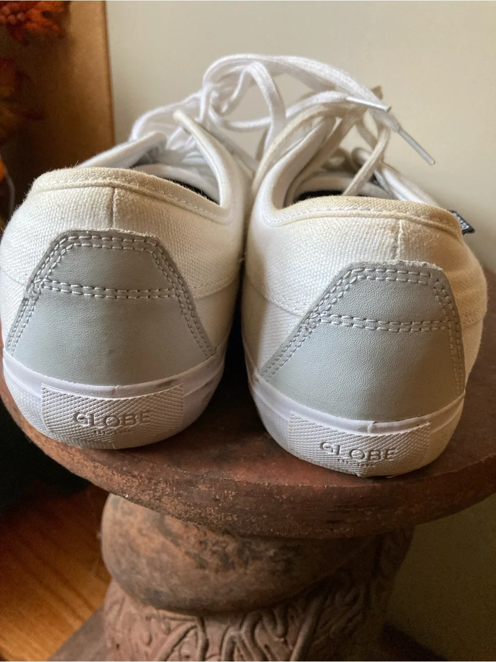 Men’s Globe Size 11.5 Moonshine white canvas sneakers/ skateboard shoes